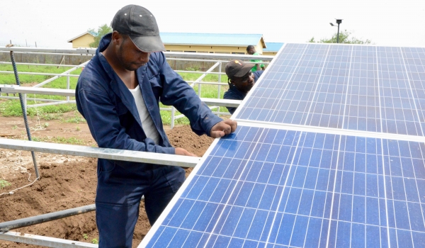 Four ways to accelerate solar-powered electrification in humanitarian settings